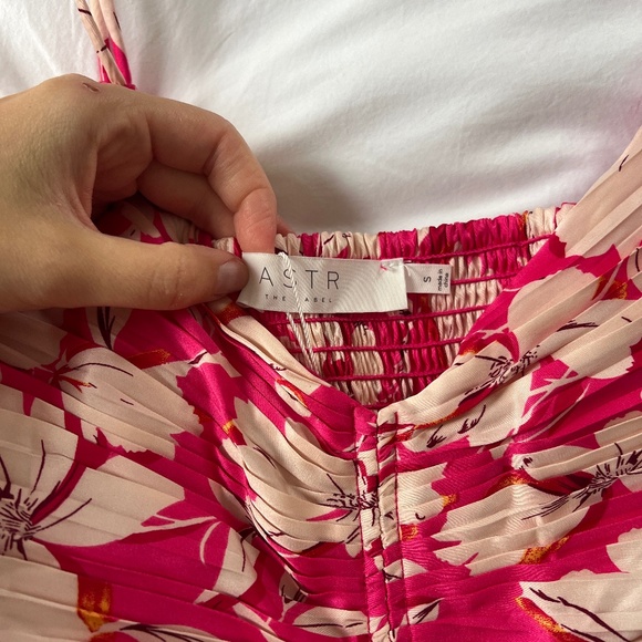 ASTR the label Maeve Pleated Midi Dress - size small - Picture 6 of 8